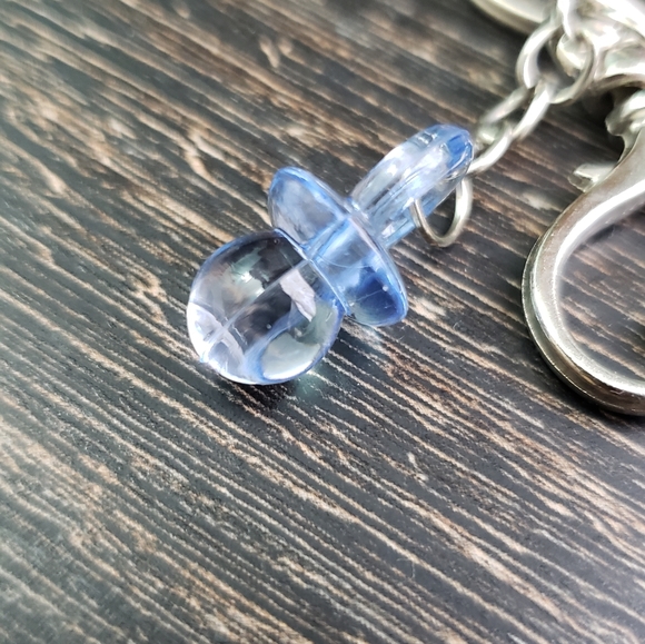 Initial Keychain Letter E with pacifier charm - Picture 5 of 6